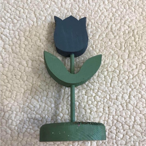 Wood Flower / Blue & Green Floral Tabletop Decor
Measures: 8” H x 3.5” W x 3.25” - Picture 6 of 9